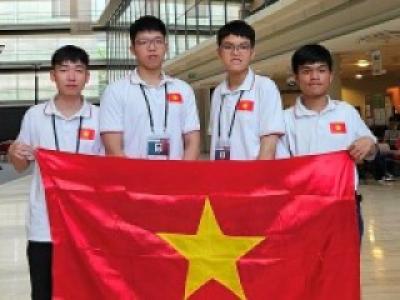 Bốn học sinh giành huy chương Olympic Tin học quốc tế