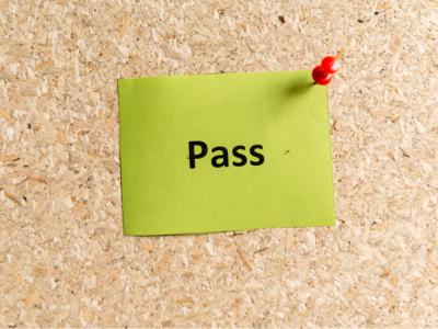 8 cụm động từ hay gặp với 'pass'