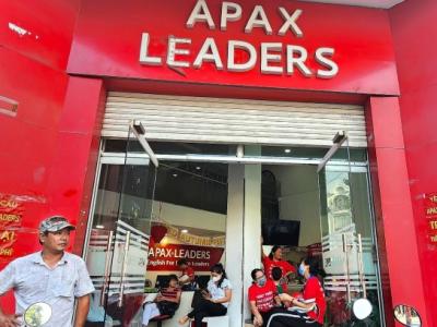 Phụ huynh lại vây trung tâm Apax Leaders để đòi tiền