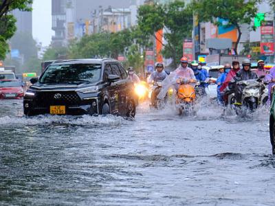 Hàng trăm nghìn học sinh nghỉ học vì mưa lớn