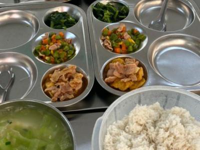 Suất ăn 32.000 đồng của trường Yên Nghĩa đầy đặn hơn